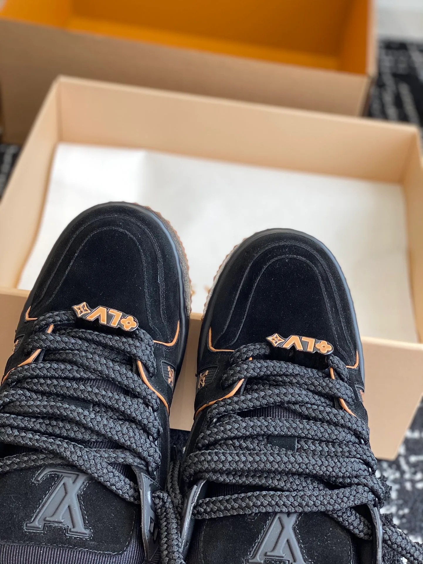 👟👟Ex-factory price 840👟👟 The latest upgraded version of lvtrainer Little Fatty 2023 is the same as the original version. Exclusive mold opening. Market ceiling level. Welcome to compare. At the Louis Vitton 2023 show, the new Trainer was unveiled. The new shoe style did not change much in the upper design, but the shoe shape became wider. Thicker and larger tongues replace the original visual effect. Since the launch of Lanvin bread shoes, this fat shoe style has become more and more popular!  Select imported calfskin/denim splicing/Yangjing material, exclusive molded outsole fasteners, decorative accessories can be removed at will!  Size: #35-45 (⚠️40 for women, 45 for men, customization is non-refundable)
